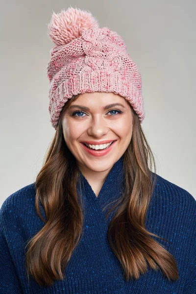 Retrato Mulher Sorrindo Dentes Usando Cachecol Inverno Chapéu — Fotografia de Stock