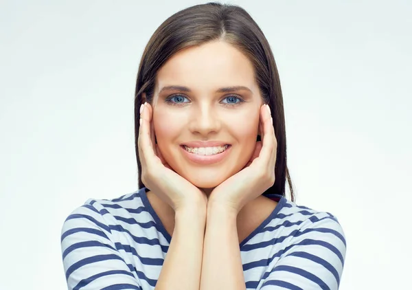 Glücklich lächelnde Frau mit Zahnspange — Stockfoto