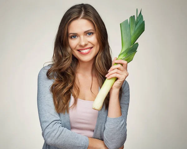 Woman holding grön purjolök — Stockfoto