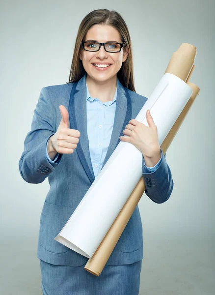 Dente sorridente engenheiro mulher vestindo óculos segurando plantas — Fotografia de Stock