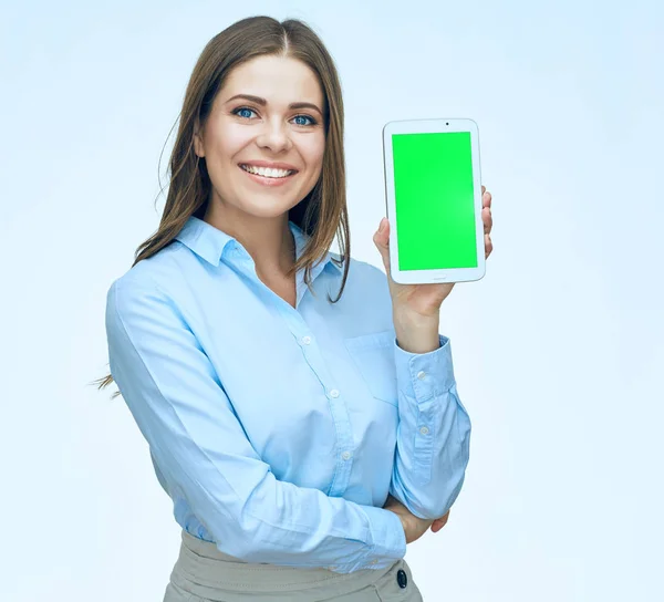 Leende ung affärskvinna presentera tablett med tom skärm — Stockfoto