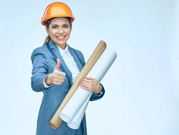 Glimlachende zakenvrouw holding blauwdrukken — Stockfoto