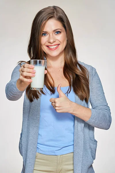 Uśmiecha się kobieta gospodarstwo mleczne szkło — Zdjęcie stockowe
