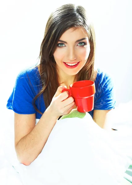 Donna seduta a letto con tazza di caffè — Foto Stock