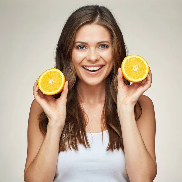 Donna sorridente che tiene frutta arancione — Foto Stock