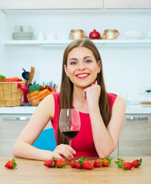 güzel bir kırmızı şarap cam kadınla 