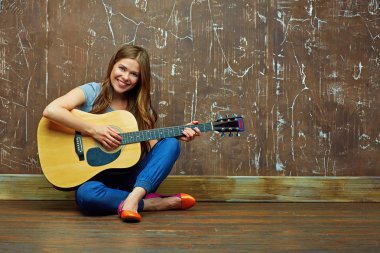 güzel bir genç kadın gitar çalmak