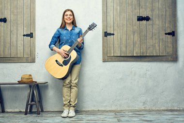 Pozitif kadın gitar çalmak 