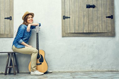 akustik gitar ile kadın 