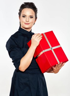 hediye kutusu, tatil kavramı holding işkadını giyen siyah takım elbise gülümseyen 