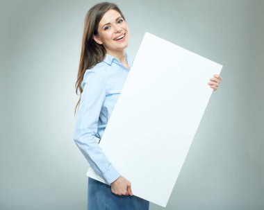 büyük beyaz afiş tutarak işkadını gülümseyen 