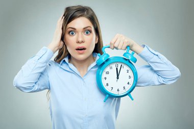 iş kadını duygusal portre çalar saat, panik üzerinde giriş saati iş kavramı holding office gömlek giymiş 