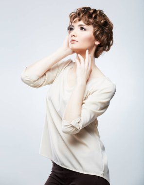 çekici modeli bej kazaklı gri arka plan üzerinde poz 