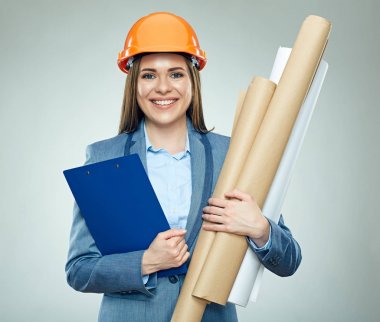 Holding kağıt planı ve Pano kadın mühendis gülümseyen portresi 