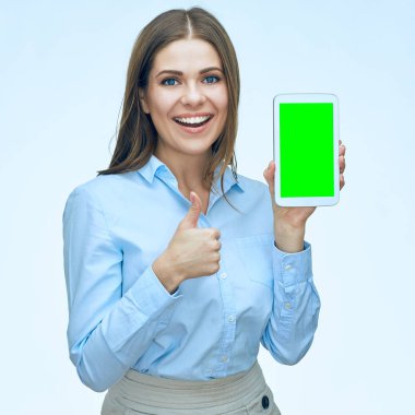 Tablet ekran ve başparmak gösterilmesini mutlu gülümseyen iş kadını.