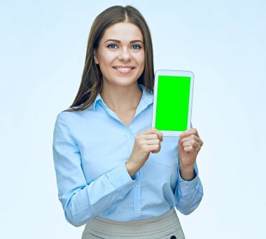 tablet pc tutan genç gülümseyen iş kadını 