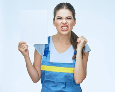 boş reklam afişi tutan Oluşturucusu işçisi kızgın kadın 