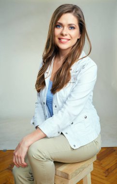 tahta sandalyede oturan genç gülümseyen kadın portresi stüdyo 