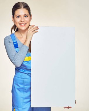 Holding büyük reklam kurulu Oluşturucusu coverall gülümseyen kadın