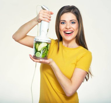 Gülümseyen kadın sarı giyinmiş holding blender 