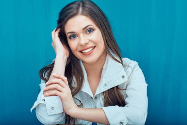 Yüz kadar güzel gülümseyen kadın portresi kapatın