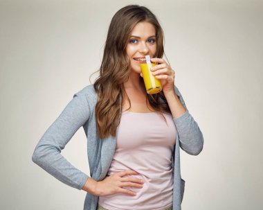 Casual giyimli kadın içki portakal suyu ile cam.