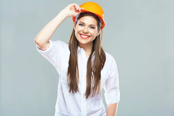 Lächelnde Ingenieurin Mit Bauarbeiterhelm Und Blick Die Kamera — Stockfoto