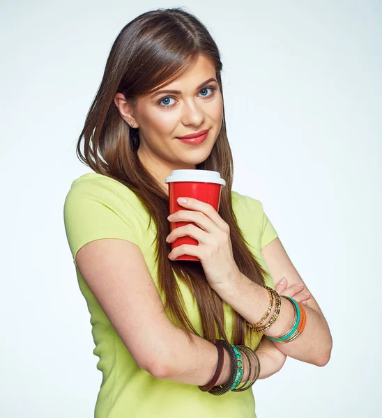 Lächeln Junge Frau Mit Langen Haaren Hält Kaffeetasse Und Posiert — Stockfoto