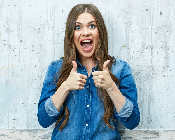 Retrato Mujer Sorprendida Vistiendo Camisa Mezclilla Azul Mostrando Pulgares Hacia —  Fotos de Stock