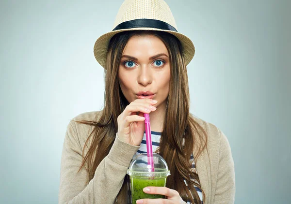 Mujer Sonriente Vestida Con Ropa Casual Sombrero Bebiendo Bebida Verde — Foto de Stock