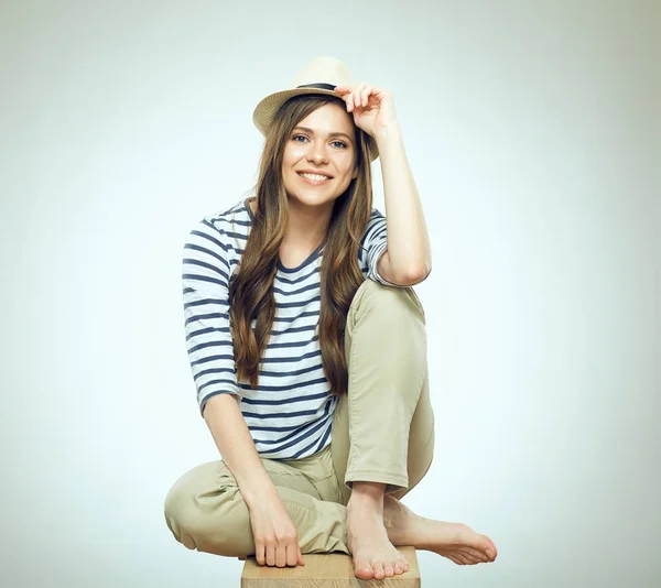 Tahta Bankta Oturan Hipster Şapka Giyen Gülümseyen Kadın Portresi — Stok fotoğraf