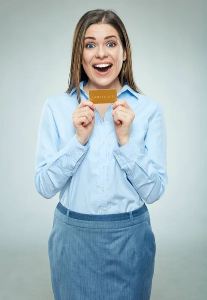 Glückliche Bankangestellte mit goldener Kreditkarte. — Stockfoto