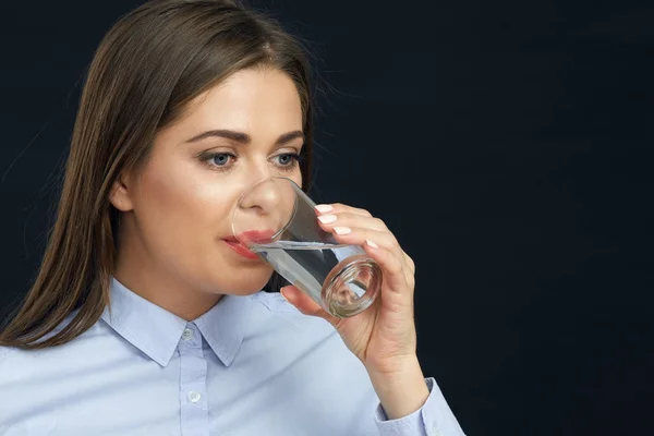 Affärskvinna Blå Skjorta Dricksvatten Från Glas Mörk Bakgrund — Stockfoto