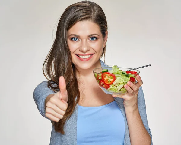 サラダ丼を押し ベージュ色の背景 健康食品のコンセプト上に親指を表示の若い女性の肖像画 — ストック写真
