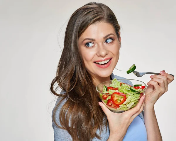 Ritratto Giovane Donna Che Guarda Parte Mangia Insalata Con Forchetta — Foto Stock