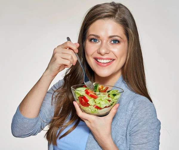 Portrait Jeune Femme Mangeant Salade Sur Fond Beige Concept Alimentation — Photo