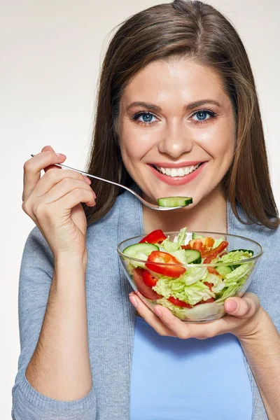 在米色背景下吃沙拉用叉子的少妇的画像 健康食物概念 — 图库照片