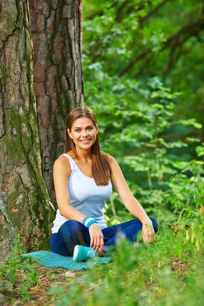 Kvinde i yoga udgør meditere i skoven - Stock-foto