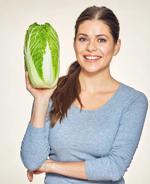 Счастливая женщина держит зеленую капусту — стоковое фото