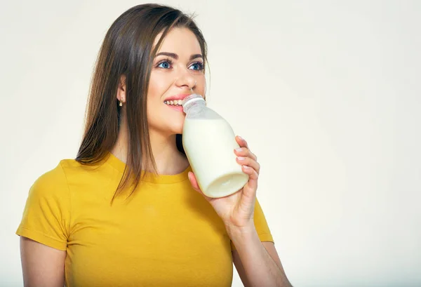 Giovane donna che beve latte dalla bottiglia . — Foto Stock