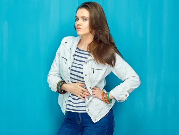 Hermosa chica posando sobre fondo de pared azul . —  Fotos de Stock