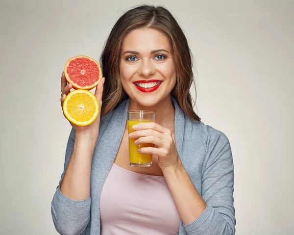 Grapefruit mit Orange in einem Glas. Lächelnde Frau — Stockfoto
