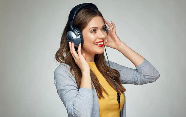 Genç gülümseyen kadın izole müzik dinleme — Stok fotoğraf
