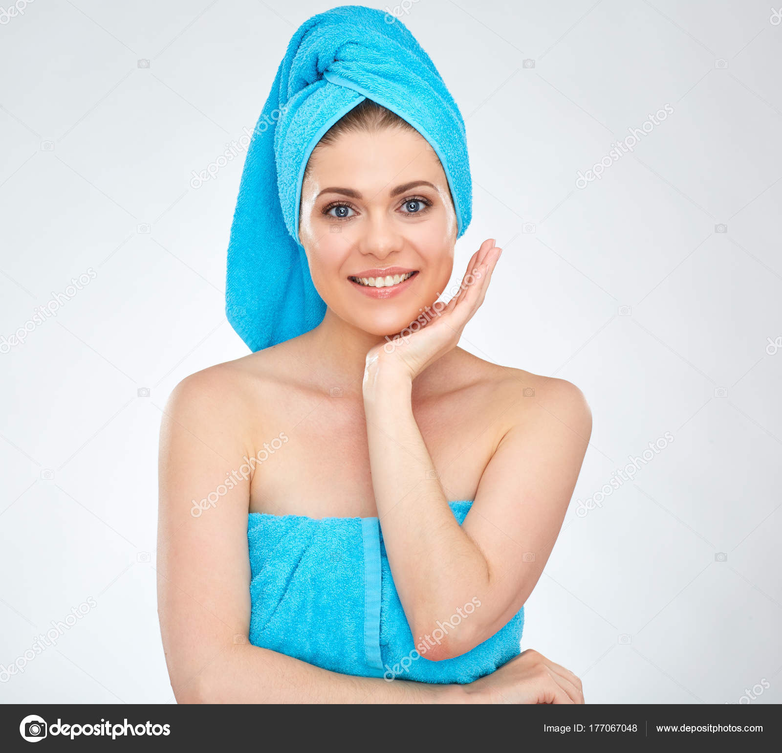 Полотенце на лоб. Женщина с полотенцем на голове. Полотенце на голове. Девушка в полотенце. Голубое полотенце на голове.