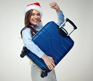 Seyahat bavul tutan Noel şapka giyen neşeli kadın 