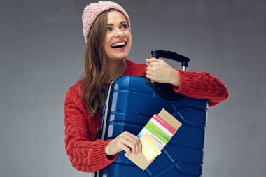 Kırmızı kazak giyen ve mavi durumda sarılma gülümseyen kadın