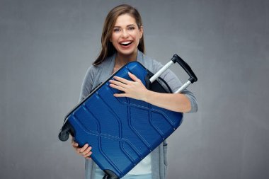 Koyu mavi durum onun önünde tutan mutlu kadın. 