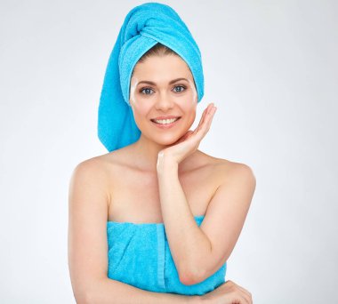gülümseyen yüz dokunmadan kafa havluya ile çekici kadın 