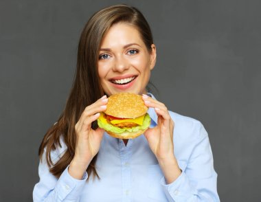 lokanta hamburger yeme genç gülümseyen kadın portresi 