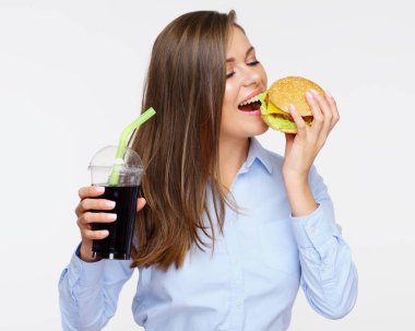 Beyaz arka plan üzerinde izole cola cam ile Burger tutan mutlu kadın 